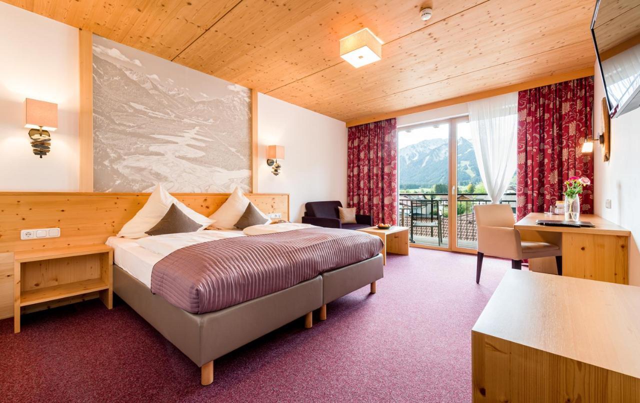 Hotel Goldene Rose Reutte Ngoại thất bức ảnh