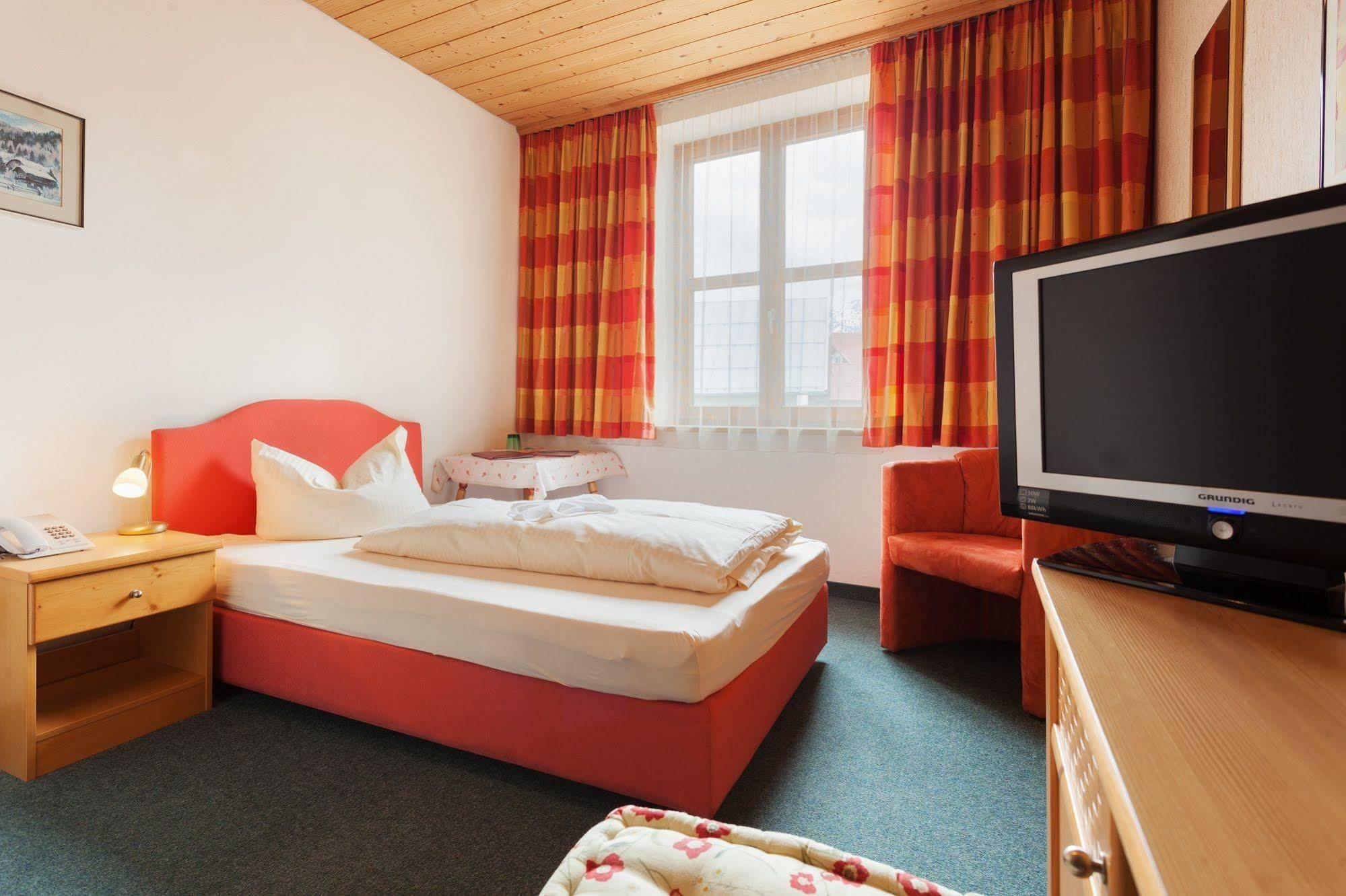 Hotel Goldene Rose Reutte Ngoại thất bức ảnh